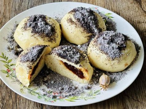 Detailná fotografia plnených medovníčkov s lekvárom