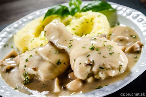 Detail kuracieho stehna v bohatej omáčke