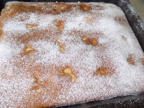 Hotový jablkový koláč z kyslej smotany