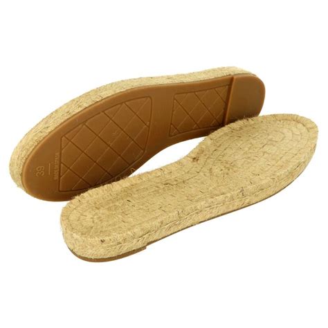 Odstraňovanie žuvačky z podrážky topánky