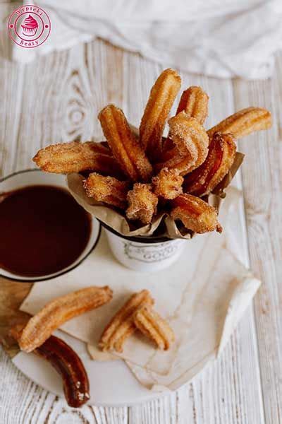 Rôzne druhy omáčok a posýpok na churros.