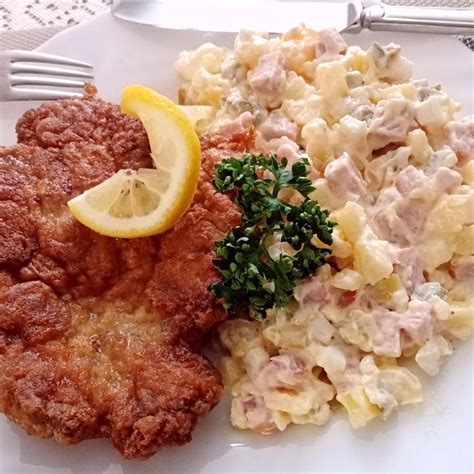 Servírovaný tanier s obrátenými hovädzími rezňami a prílohou