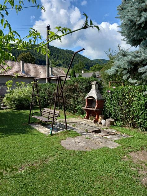 Ilustrácia rôznych miest použitia tekutého podpaľovača: gril, krb, ohnisko