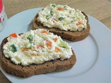 Servírovaná feta nátierka s pečivom a zeleninou