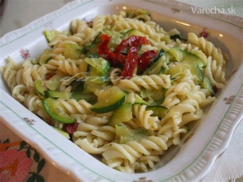 Deti jedia cestoviny s cuketou