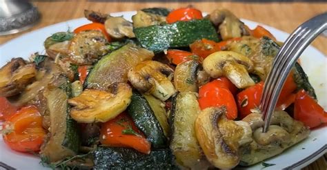 Cuketa s paprikou a cibuľou na panvici