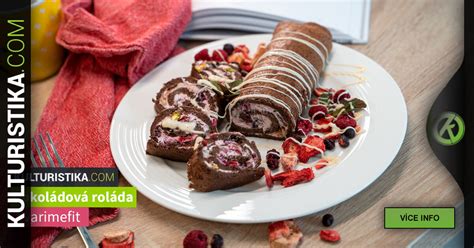 Rozkrojená piňaťa torta s ovocnou náplňou