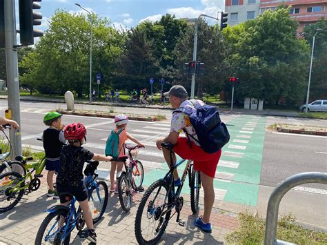 Ilustrácia kuriéra na bicykli alebo v aute s taškou na rozvoz jedla