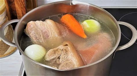 Proces pečenia údeného bravčového kolena