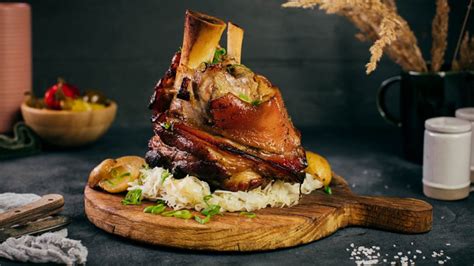 Servírované pečené údené koleno s kapustou