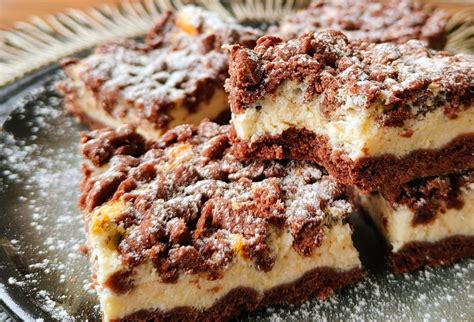 kakaový koláč s tvarohovou plnkou a ovocím