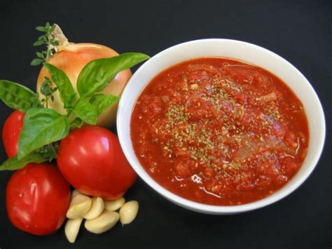 Ingrediencie na paradajkovú omáčku v miskách