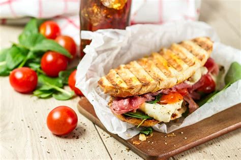 Zapečené panini s bazalkou a paradajkou
