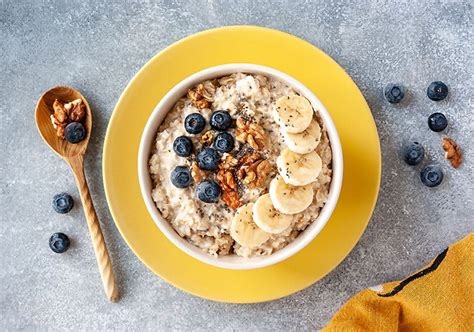 Misky s ovsenou kašou ozdobenou ovocím a orieškami