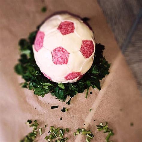 Slaná torta v tvare futbalovej lopty