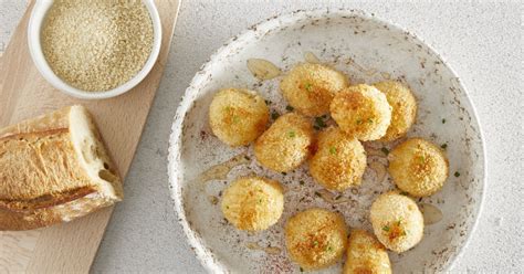 Hotové obalené guľôčky kozieho syra