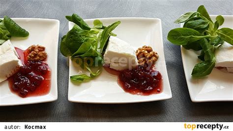 Servírovaný marinovaný kozí syr s ovocím a orechami