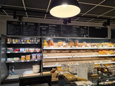 Interiér pekárne KAMA so sortimentom pečiva