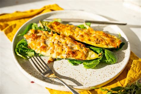 Zapečená cuketa v paradajkovej omáčke pripravená na servírovanie