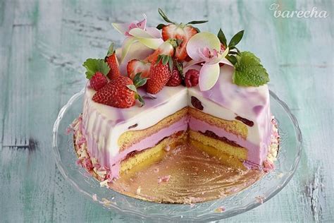 Výsledná torta s jahodovou zrkadlovou polevou