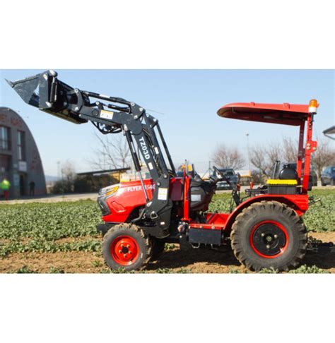 Malotraktor s pripojenou plečkou