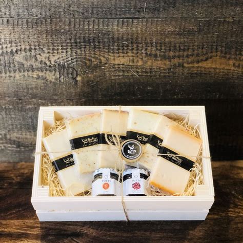 Výber domácich syrov a údenín