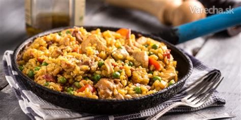 Španielska paella s kuracím mäsom a klobásou