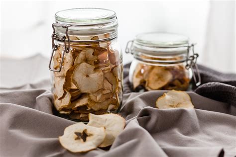 Jablká sušiace sa na slnku na sieťovaných táckach