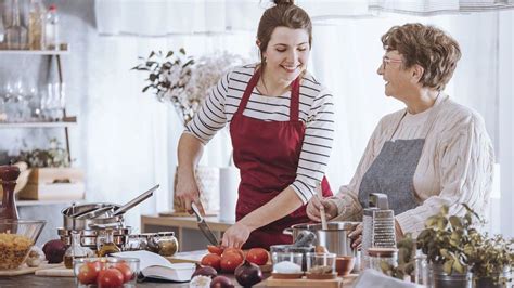 Seniori si vychutnávajú jedlo