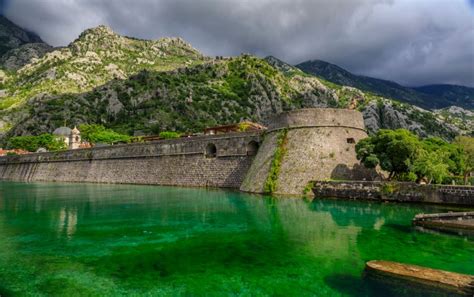 Masívne hradby mesta Kotor