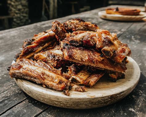 Grilované bravčové rebrá na tanieri