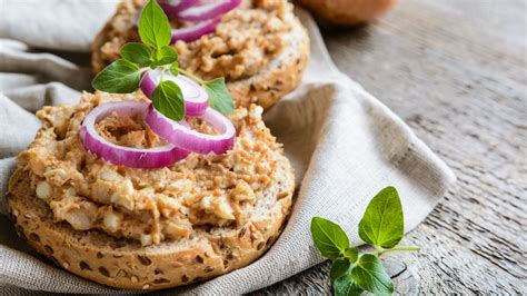 Servírovaná oškvarková nátierka s prílohami