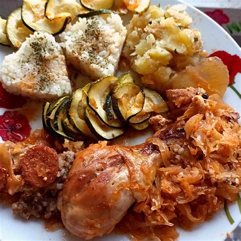 Servírovaný tanier s jaternicami, kyslou kapustou a zemiakmi