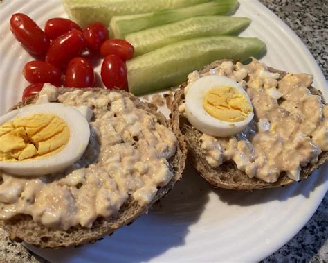 Tuniaková nátierka s pečivom a zeleninou