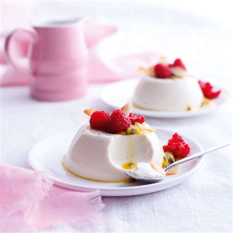 Kokosová panna cotta s malinovým toppingom