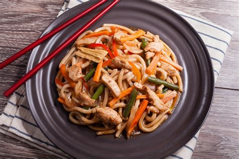 Zostava ingrediencií pre kuracie teriyaki udon rezance