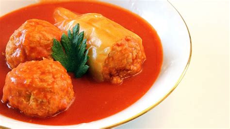 Hotová tradičná plnená paprika s paradajkovou omáčkou