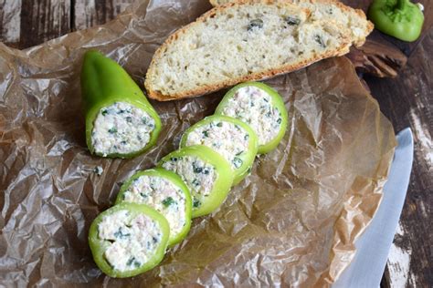 Farebná plnená paprika na studeno nakrájaná na kolieska