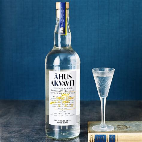 Servírovaný Akvavit s nórskymi jedlami