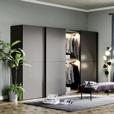 Rôzne typy dverí pre šatníkové skrine