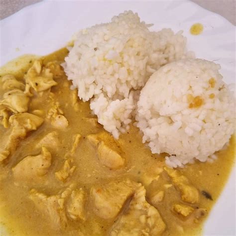 Miska malajského kuracieho kari (Kari Ayam) s ryžou
