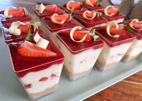 Poháre s jahodovým kompótom pripravené na sterilizáciu