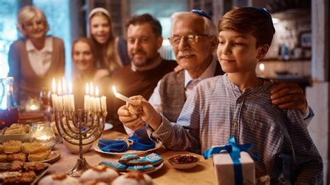 Rodina s dieťaťom pri rastlinnom jedle