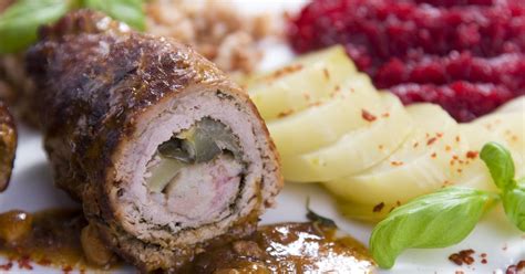 Rôzne druhy plnených roliek z bravčovej panenky