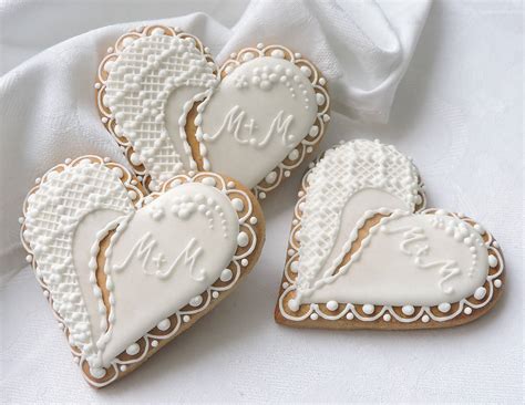 Zdobené svadobné medovníkové srdiečka