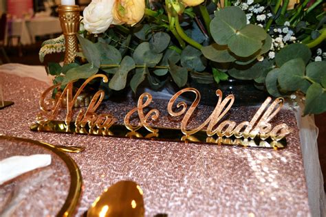 Svadobný stôl s medovnikovými menovkami