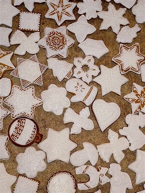 Detail zdobenia medovníkového srdiečka bielou polevou