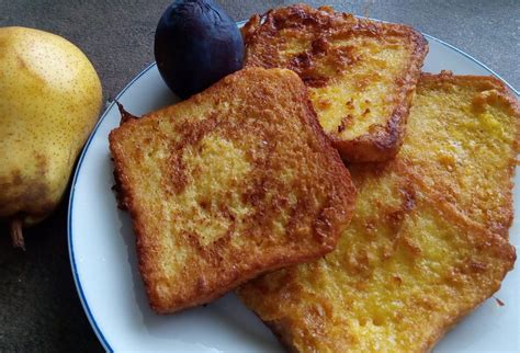 Sladký francúzsky toast s ovocím a práškovým cukrom