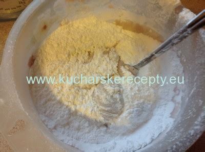 Pridávanie cukru do šľahačky