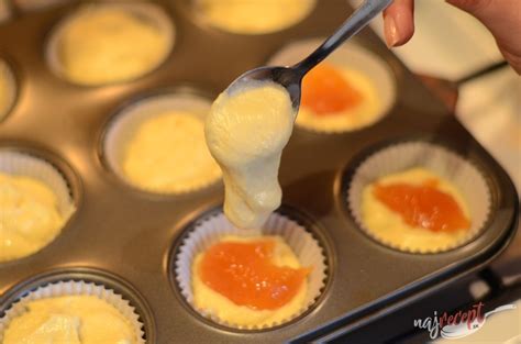 Muffinový plech s košíčkami naplnenými cestom